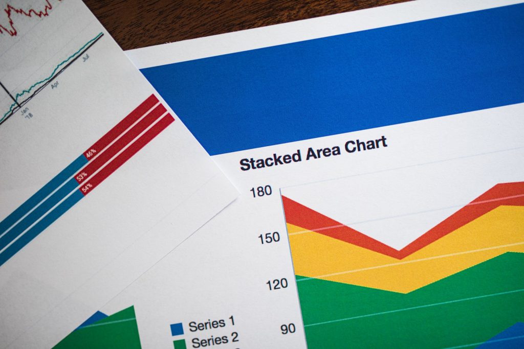 Grafico a intervalli su un report cartaceo: la previsione come banda di valori, non come numero singolo