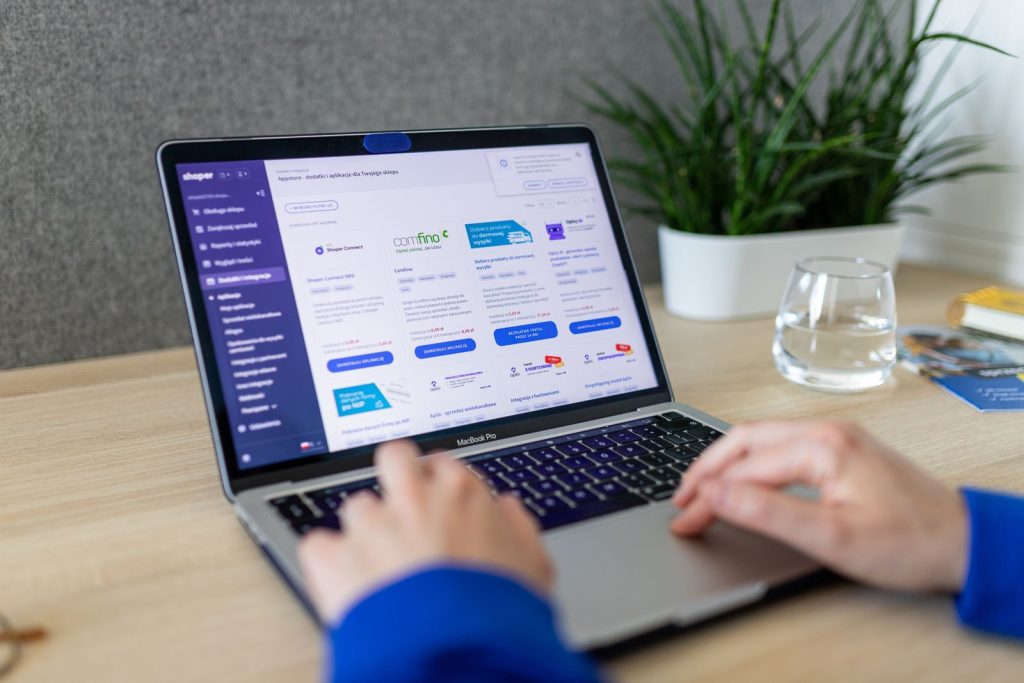 sito web credibilità piccole imprese, cliente che verifica un'attività online dal laptop