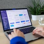 sito web credibilità piccole imprese, cliente che verifica un'attività online dal laptop